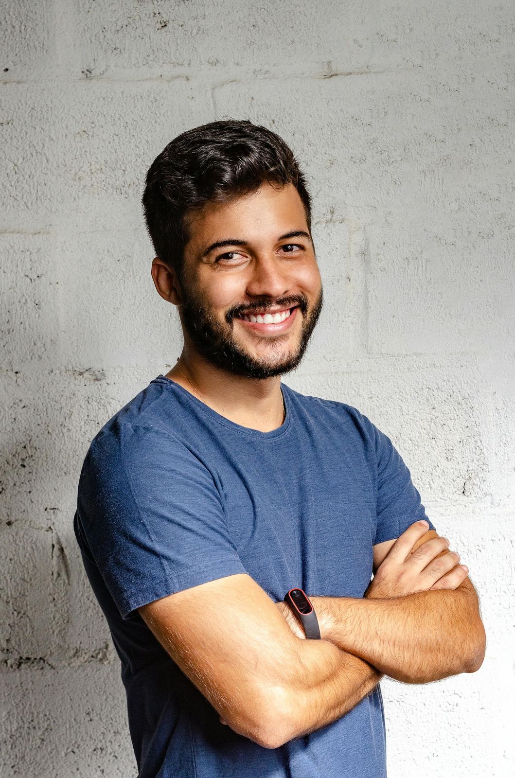 Daniel Krüger, Gründer von APEX Detailing, bei der Politur eines Fahrzeugs im Studio.